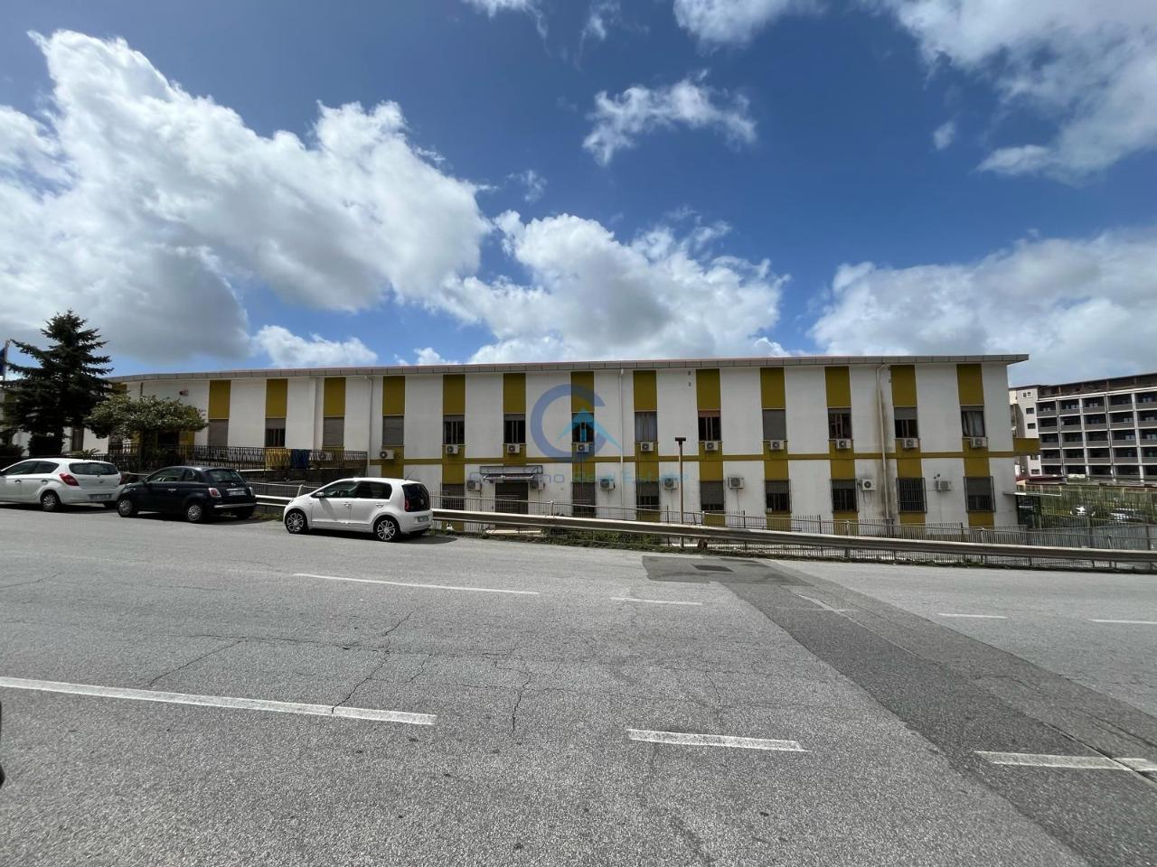 Palazzina commerciale in Viale Tommaso Campanella 15, Catanzaro, {3} - Foto 2