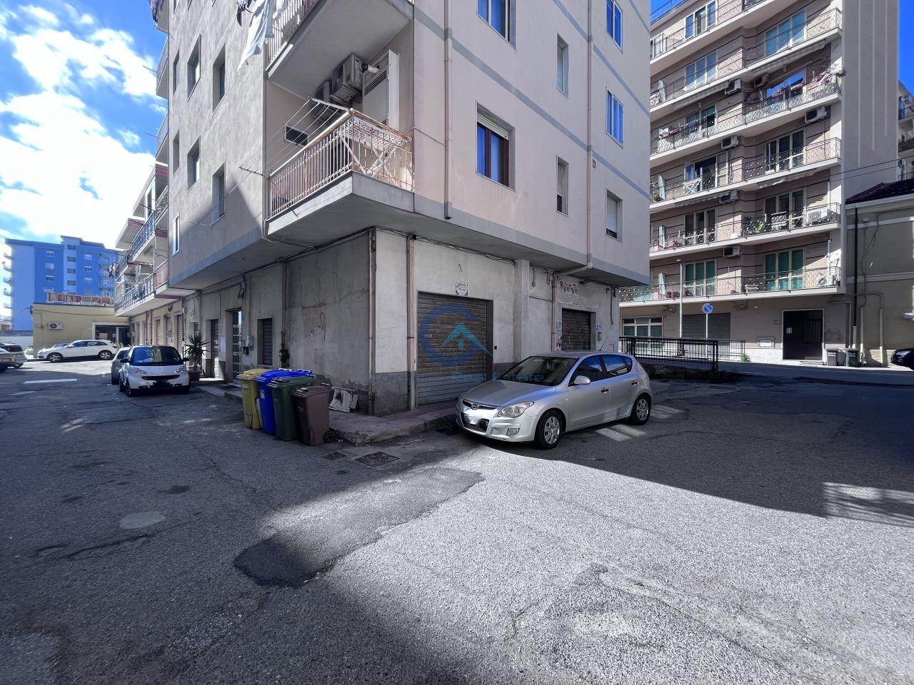 Negozio in Viale Crotone 1, Catanzaro, {3} - Foto 1