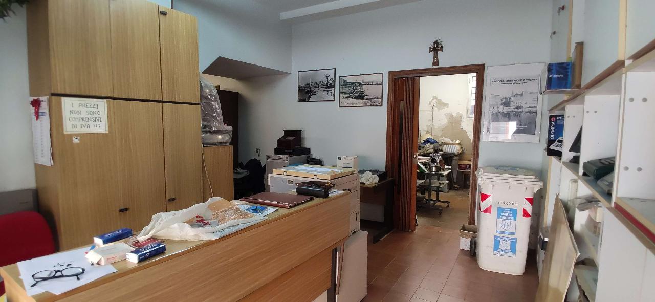 Negozio in Via Matteotti 40-44, Ancona, {3} - Foto 1