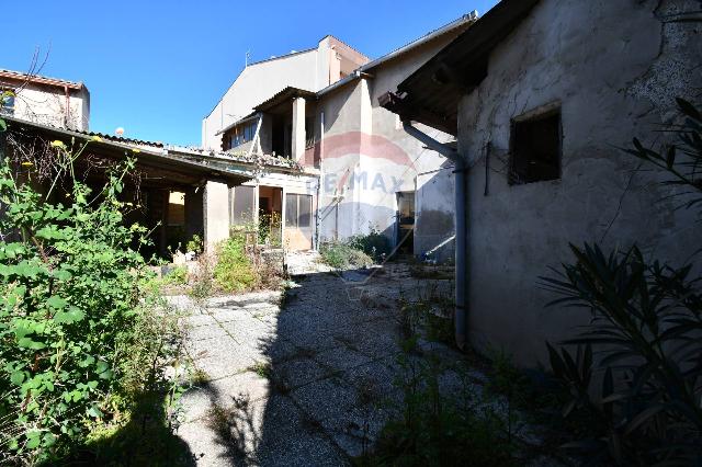 Detached house in Via Pola 43, Assemini - Photo 1