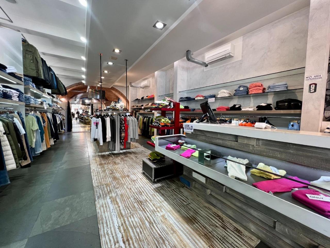 Locale commerciale in , Pontedera, {3} - Foto 1