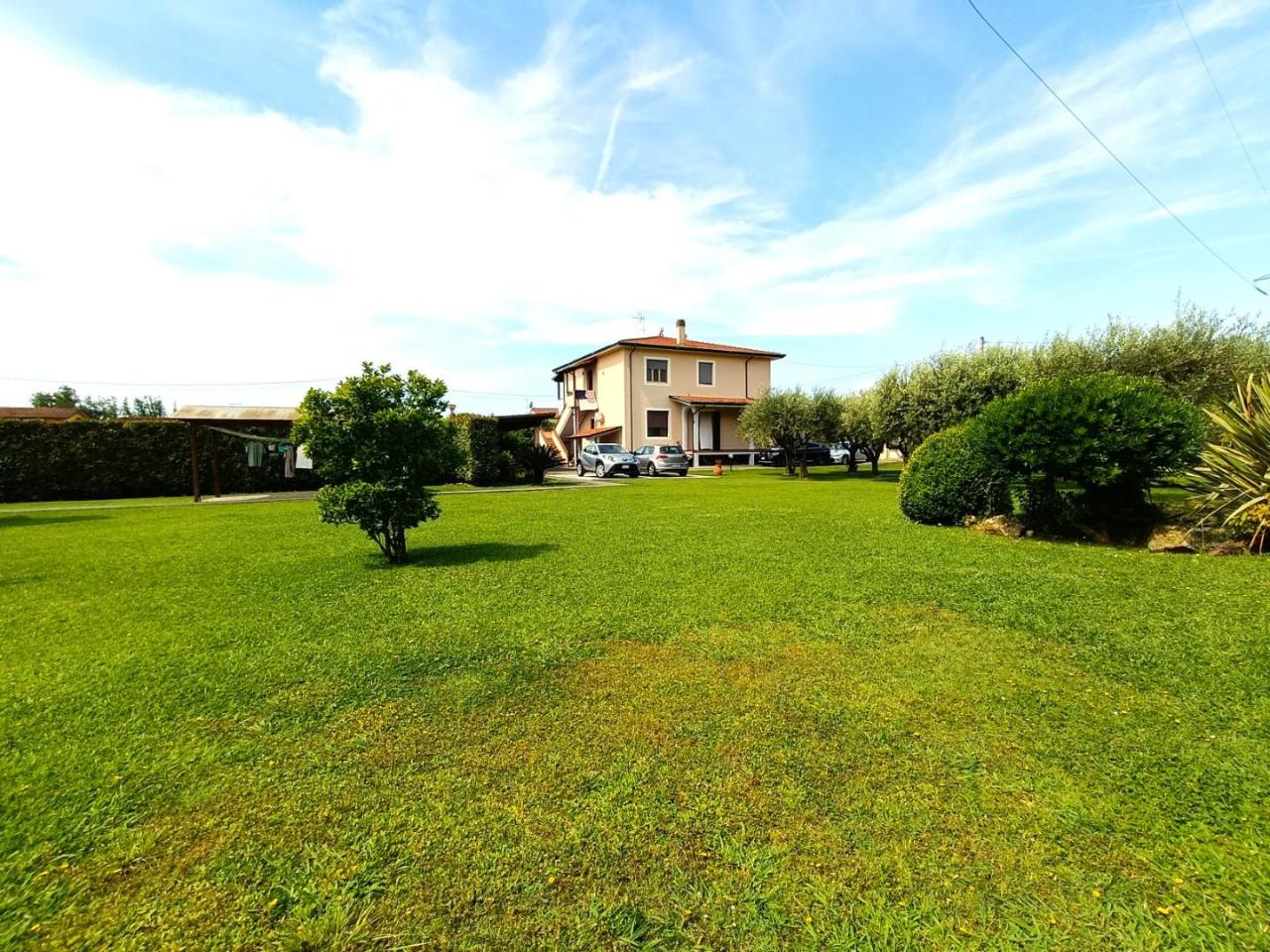 casa indipendente in vendita a Massa in zona Marina di Massa