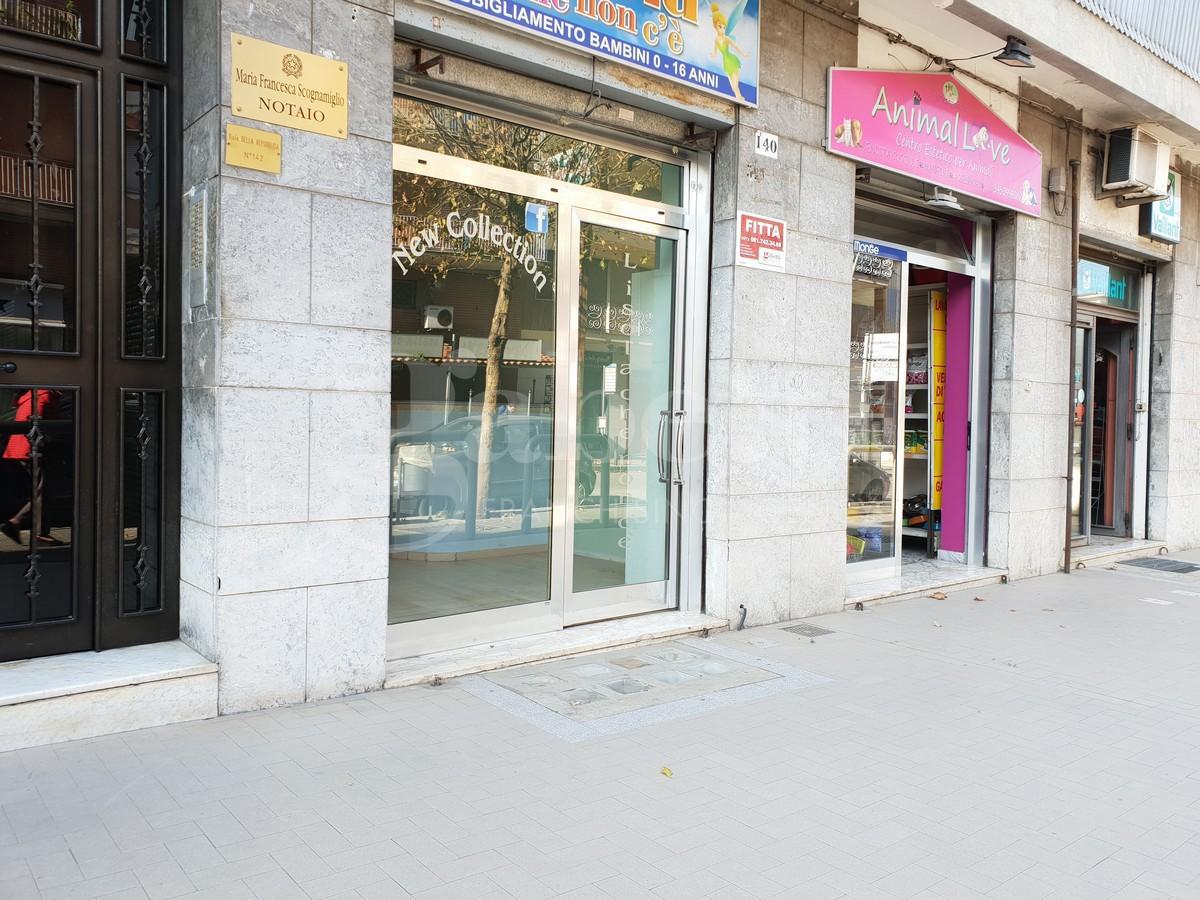 Negozio in Viale della Repubblica, Calvizzano, {3} - Foto 1