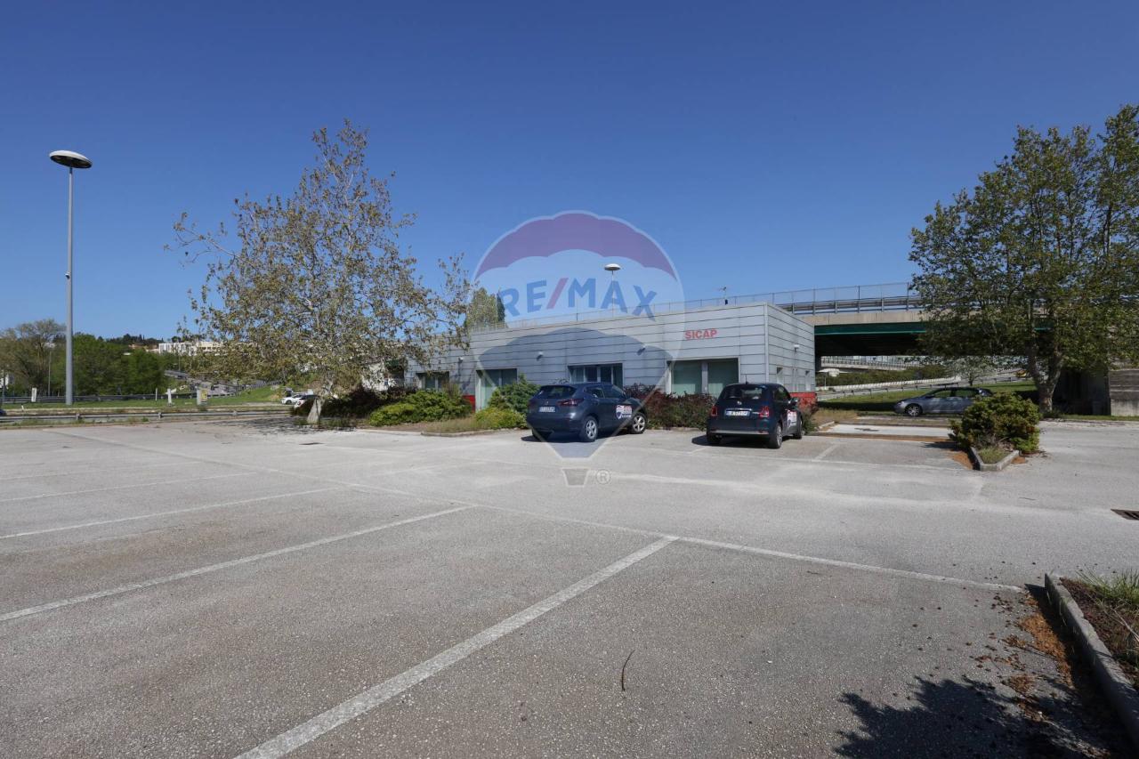 Negozio in Via I° Maggio 7, Ancona - Foto 1