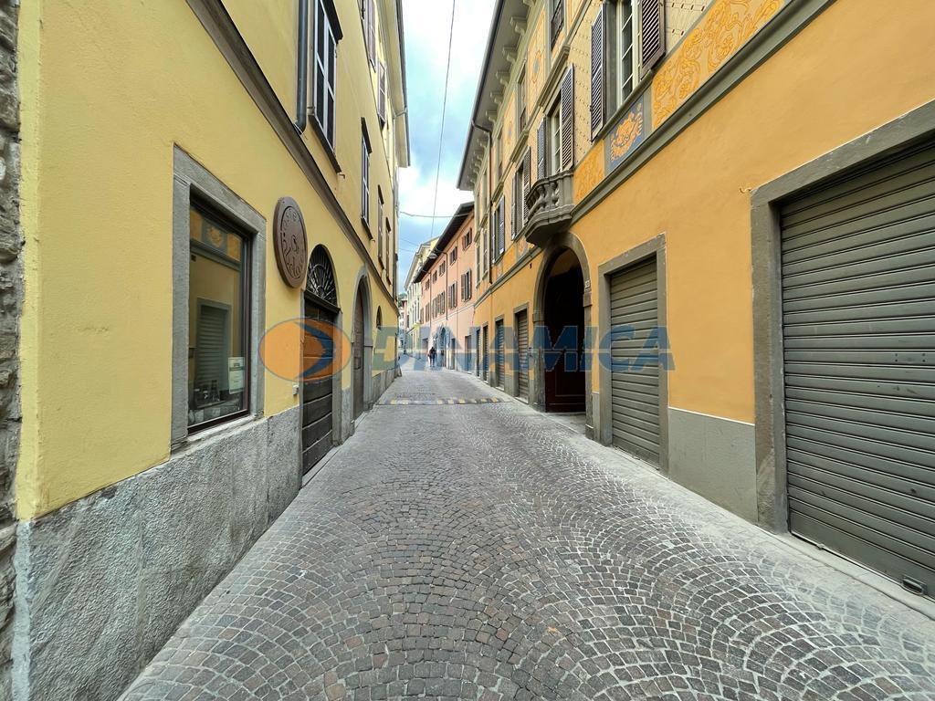 Negozio in Via Vittorio Emanuele 10, Caprino Bergamasco, {3} - Foto 1