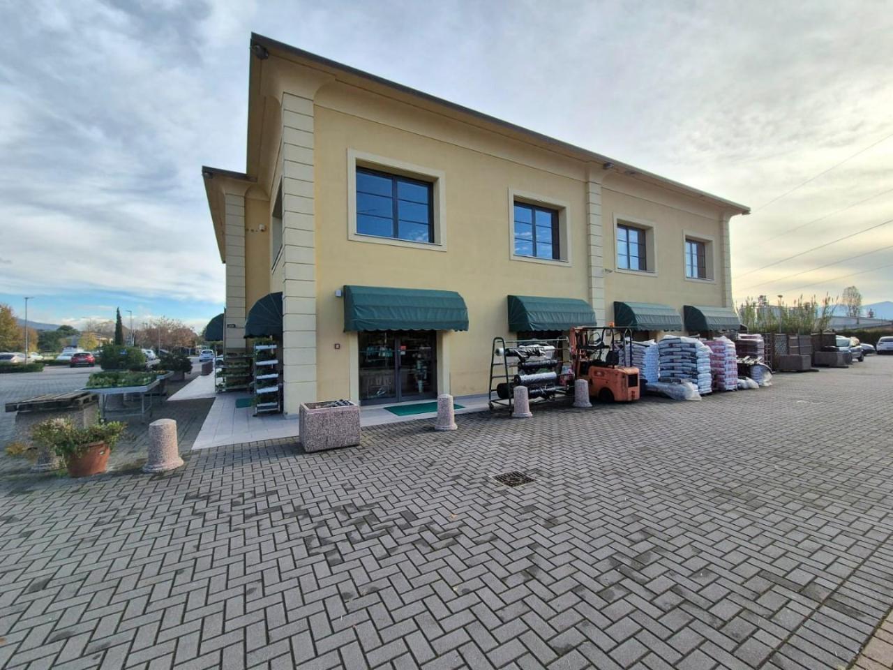 Locale commerciale in Le Europa 313, Capannori, {3} - Foto 2