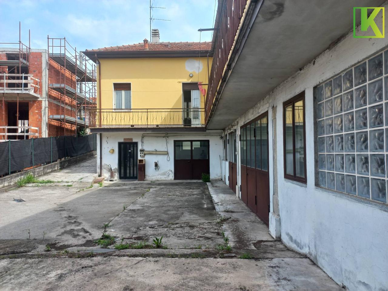 Casa indipendente in vendita a Angera