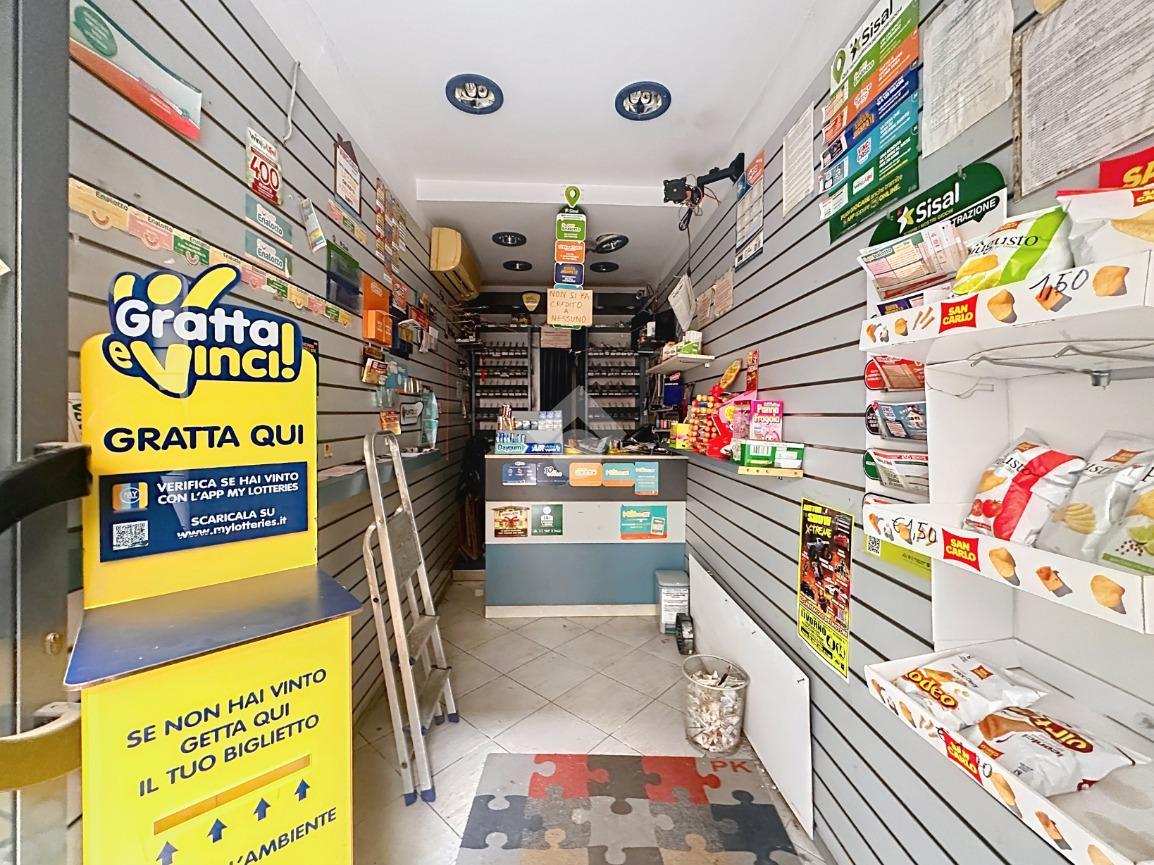 Negozio in Via Giuseppe Garibaldi 185, Livorno, {3} - Foto 2