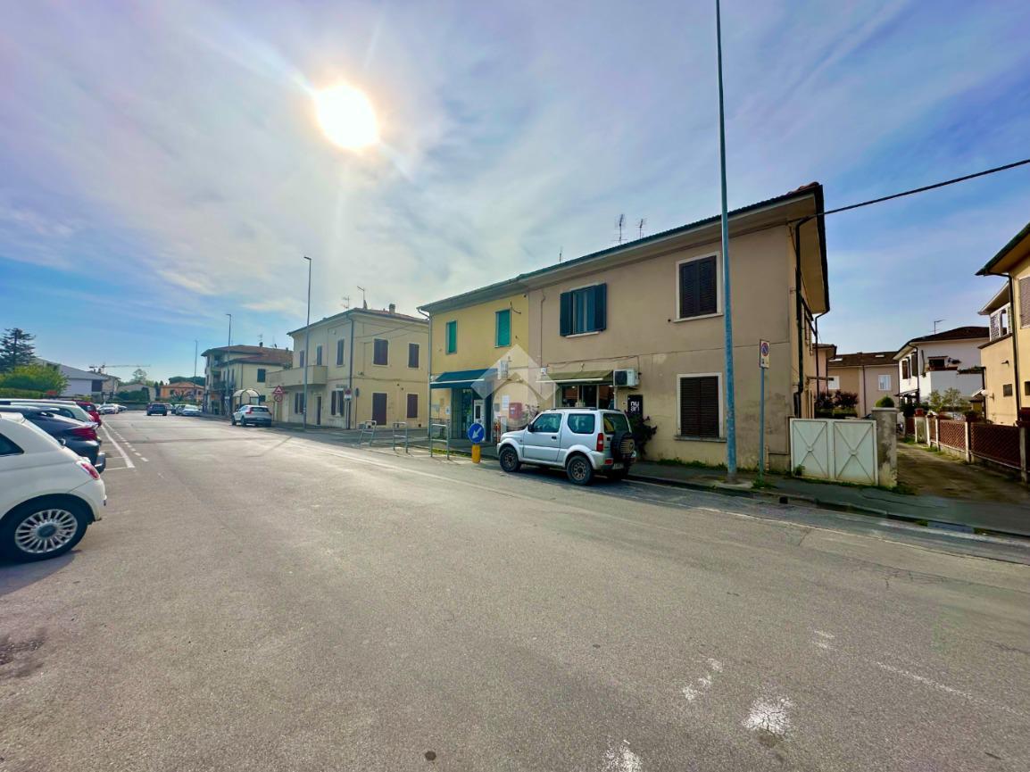 Negozio in Via Enrico De Nicola 70, Pontedera, {3} - Foto 1