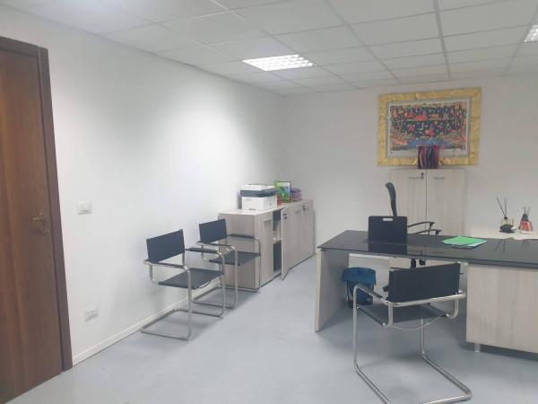 Capannone in Largo Urbino 9, Pomezia, {3} - Foto 2