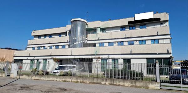 Capannone in Viale Longarone 41, Zibido San Giacomo, {3} - Foto 1