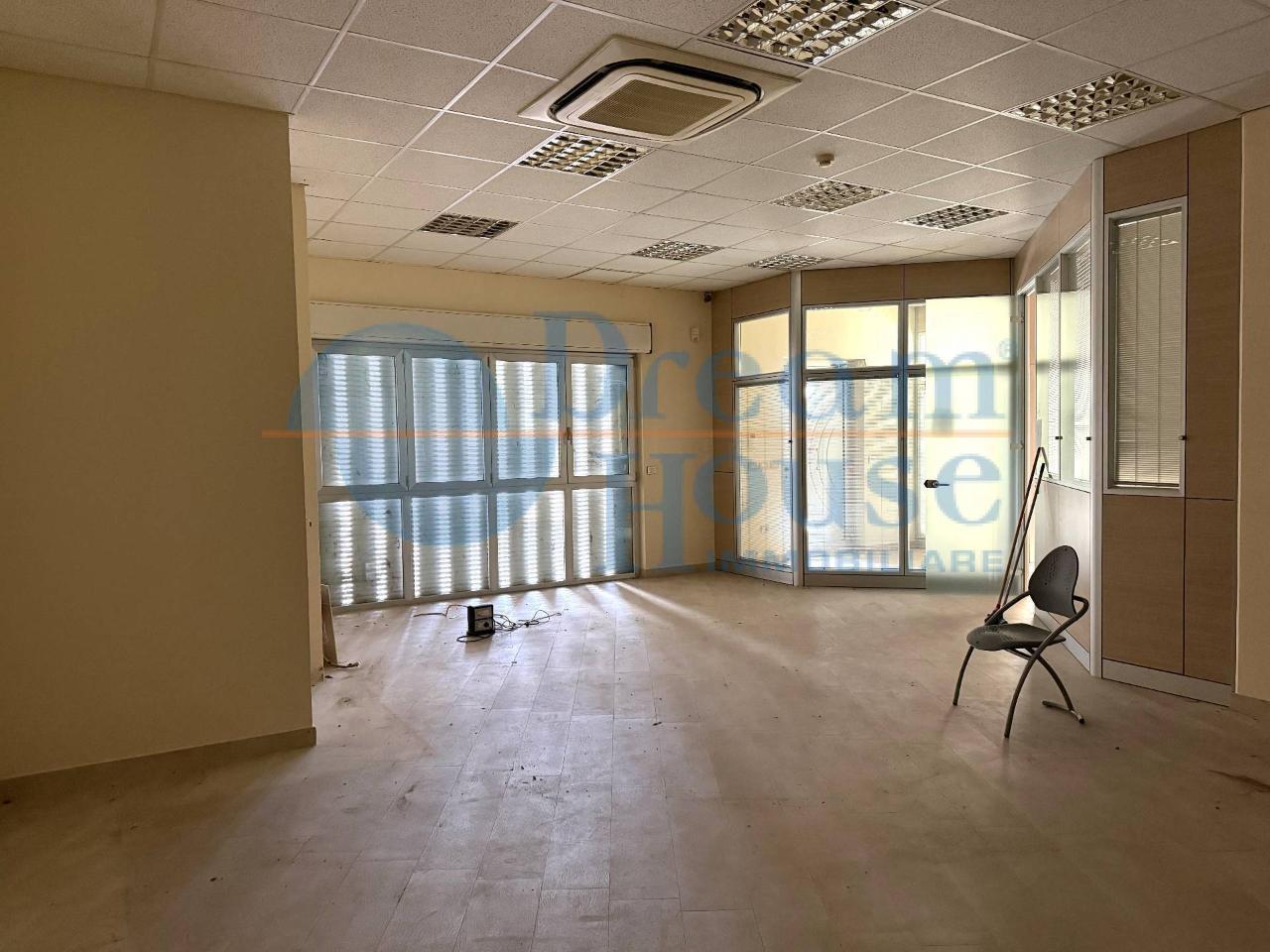 Ufficio in Via Leonardo da Vinci 3, Notaresco, {3} - Foto 1
