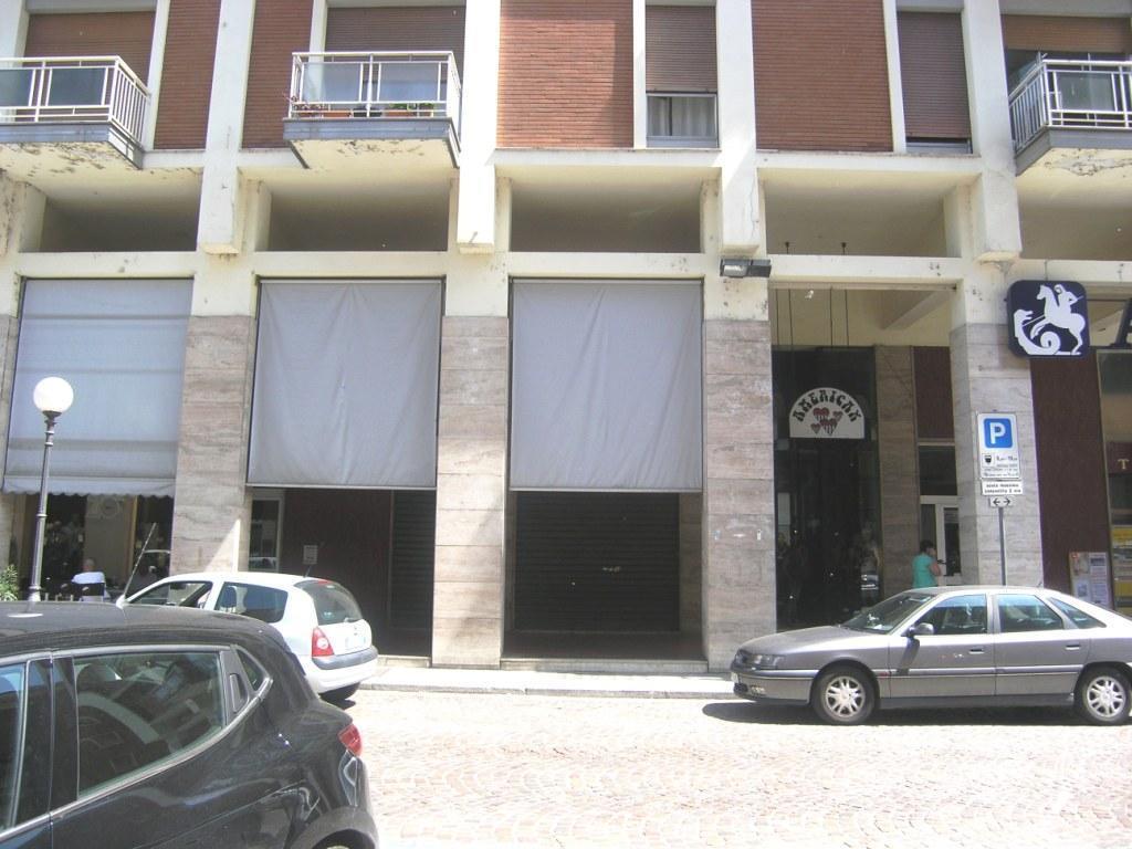 Negozio in Via Cavour, Asti, {3} - Foto 1