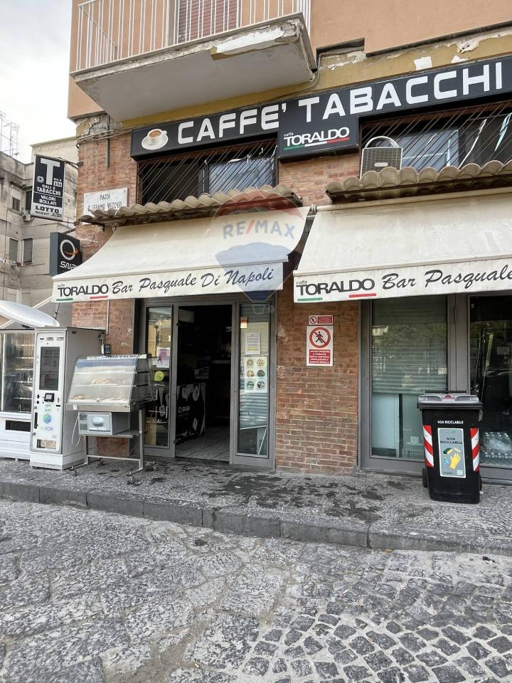 Esercizio commerciale in Piazza Sant'Eframo Vecchio 16-17-18, Napoli, {3} - Foto 2