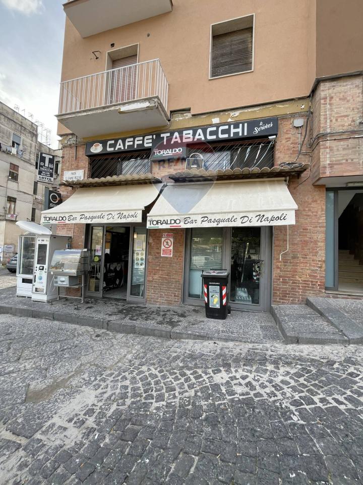 Esercizio commerciale in Piazza Sant'Eframo Vecchio 16-17-18, Napoli, {3} - Foto 1