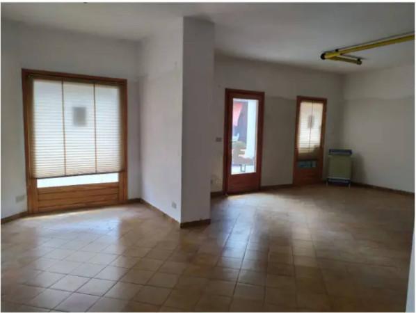 Negozio in Piazza Giulio Cesare, Montereale Valcellina, {3} - Foto 2