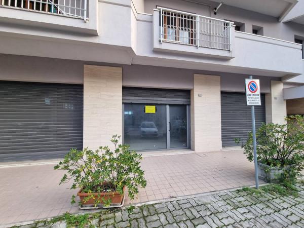 Negozio in Viale Bruno Buozzi, Tolentino, {3} - Foto 1