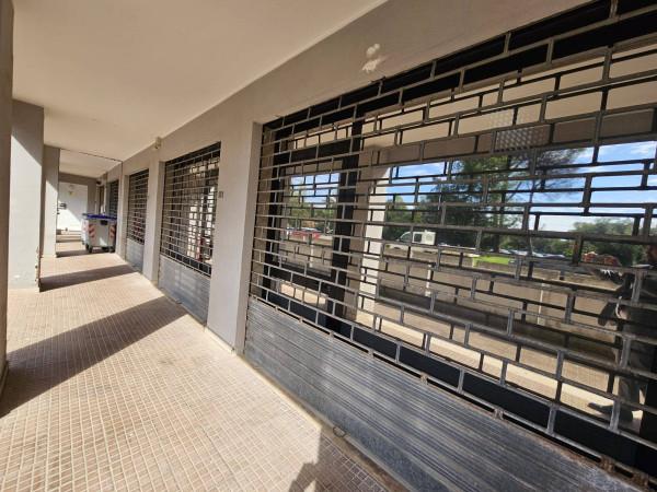 Negozio in Viale Le Corbusier, Latina, {3} - Foto 1