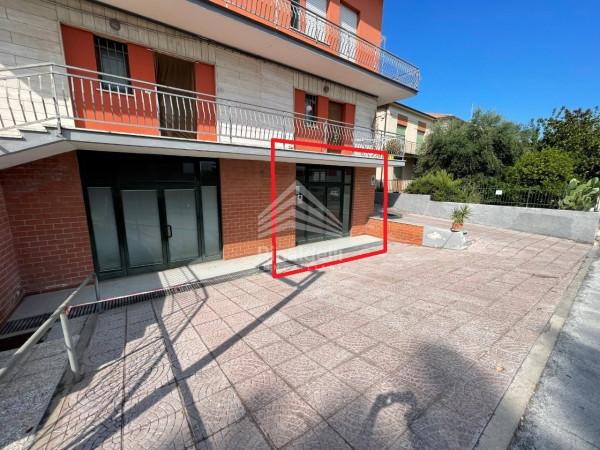 Negozio in Via Civitanova 91, Civitanova Marche, {3} - Foto 1