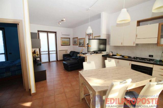 2-room flat in Via Vittorio Veneto, Lazzate - Photo 1