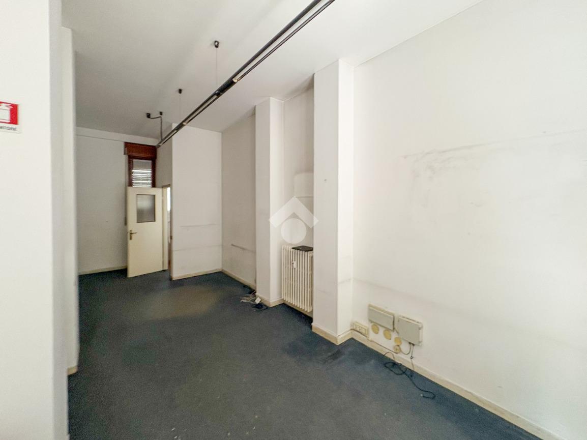 Negozio in Via Filippo Turati 78, Lecco, {3} - Foto 1
