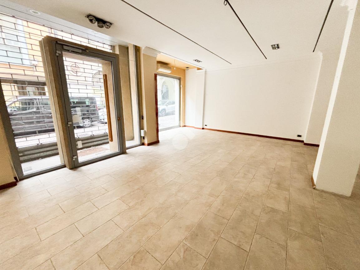 Negozio in Via Fratelli Cairoli 22, Lecco, {3} - Foto 1
