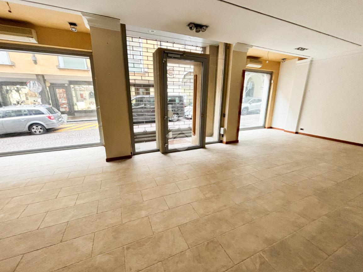 Negozio in Via Fratelli Cairoli 22, Lecco, {3} - Foto 2
