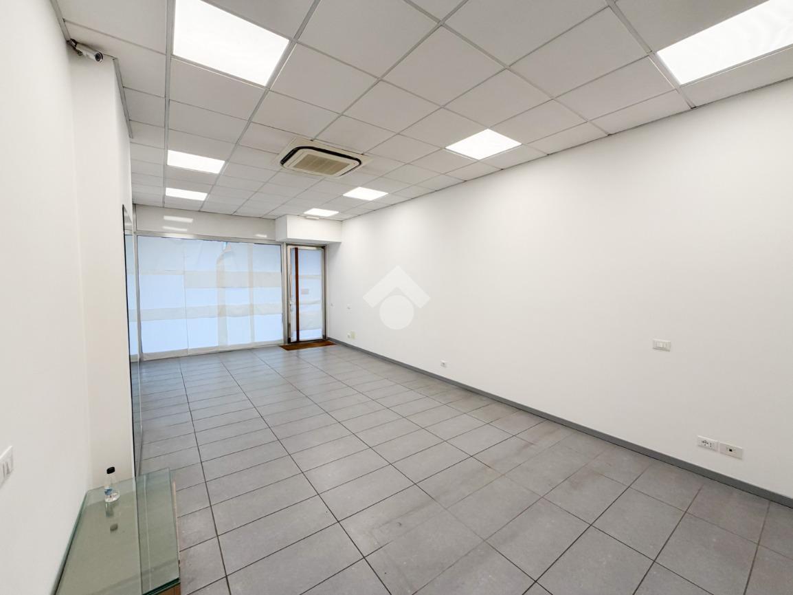 Negozio in Viale Montegrappa 10, Lecco, {3} - Foto 1
