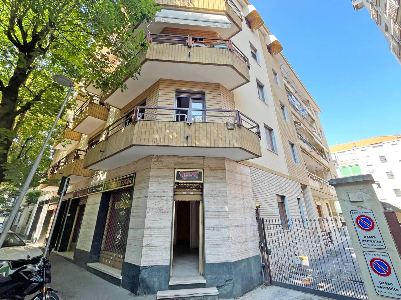 Negozio in Viale della Rimembranza 32, Pinerolo, {3} - Foto 1