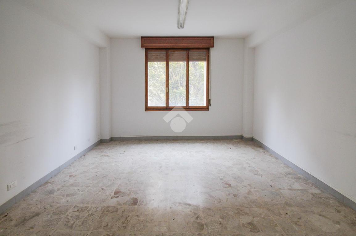 Ufficio in Via Cesare Battisti 95, Sassuolo, {3} - Foto 1