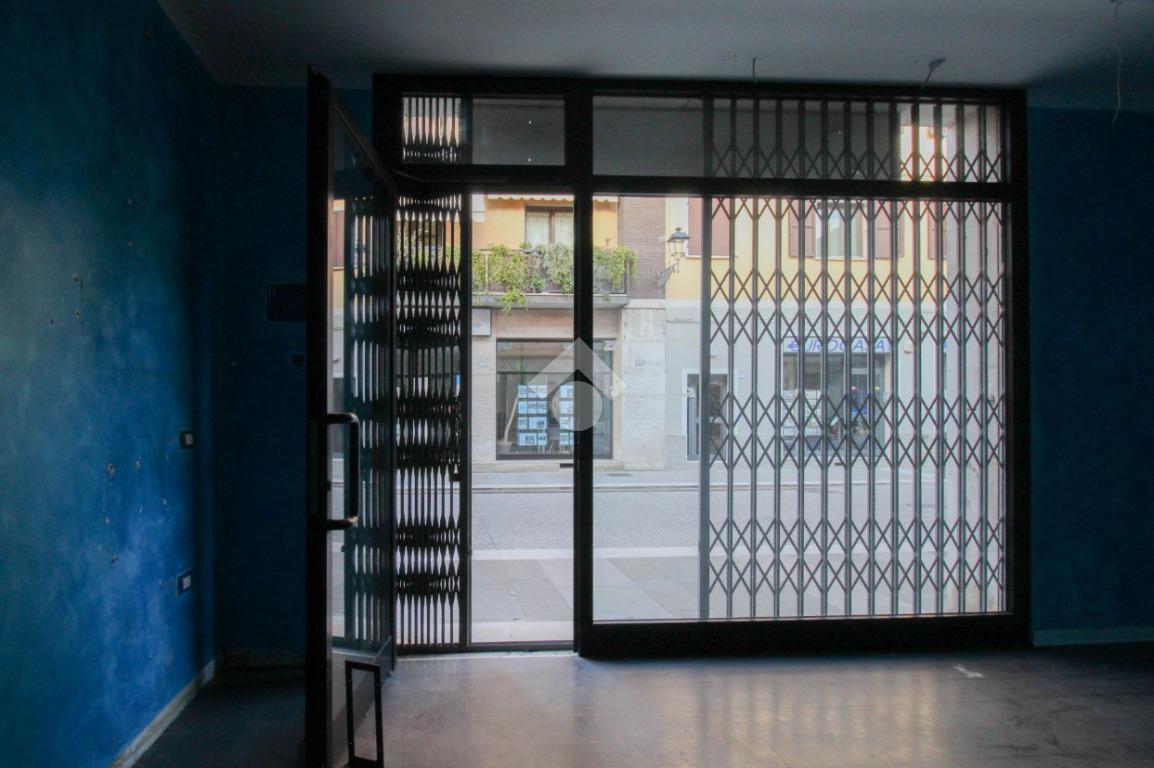 Negozio in Via Vittorio Veneto 98, Fiorano Modenese, {3} - Foto 2