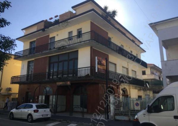 Negozio in Viale della Vittoria 158, Alba Adriatica, {3} - Foto 1