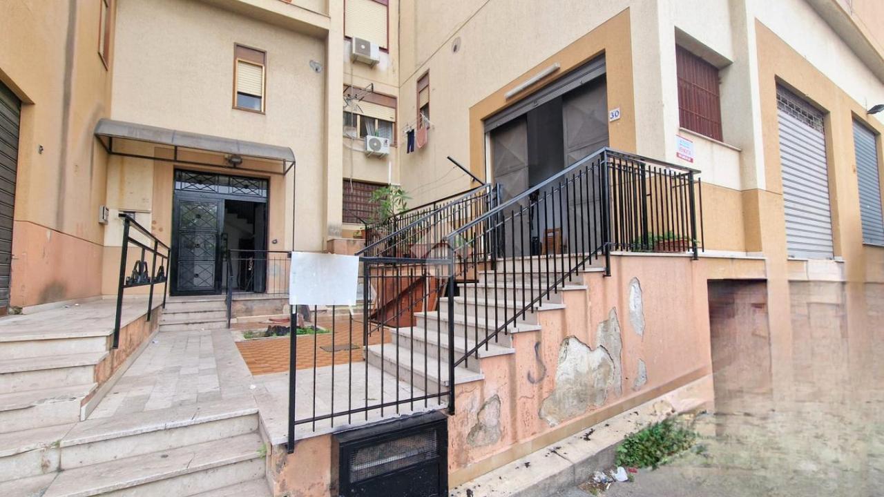 Magazzino in Via Antonino della Rovere 32, Palermo, {3} - Foto 1