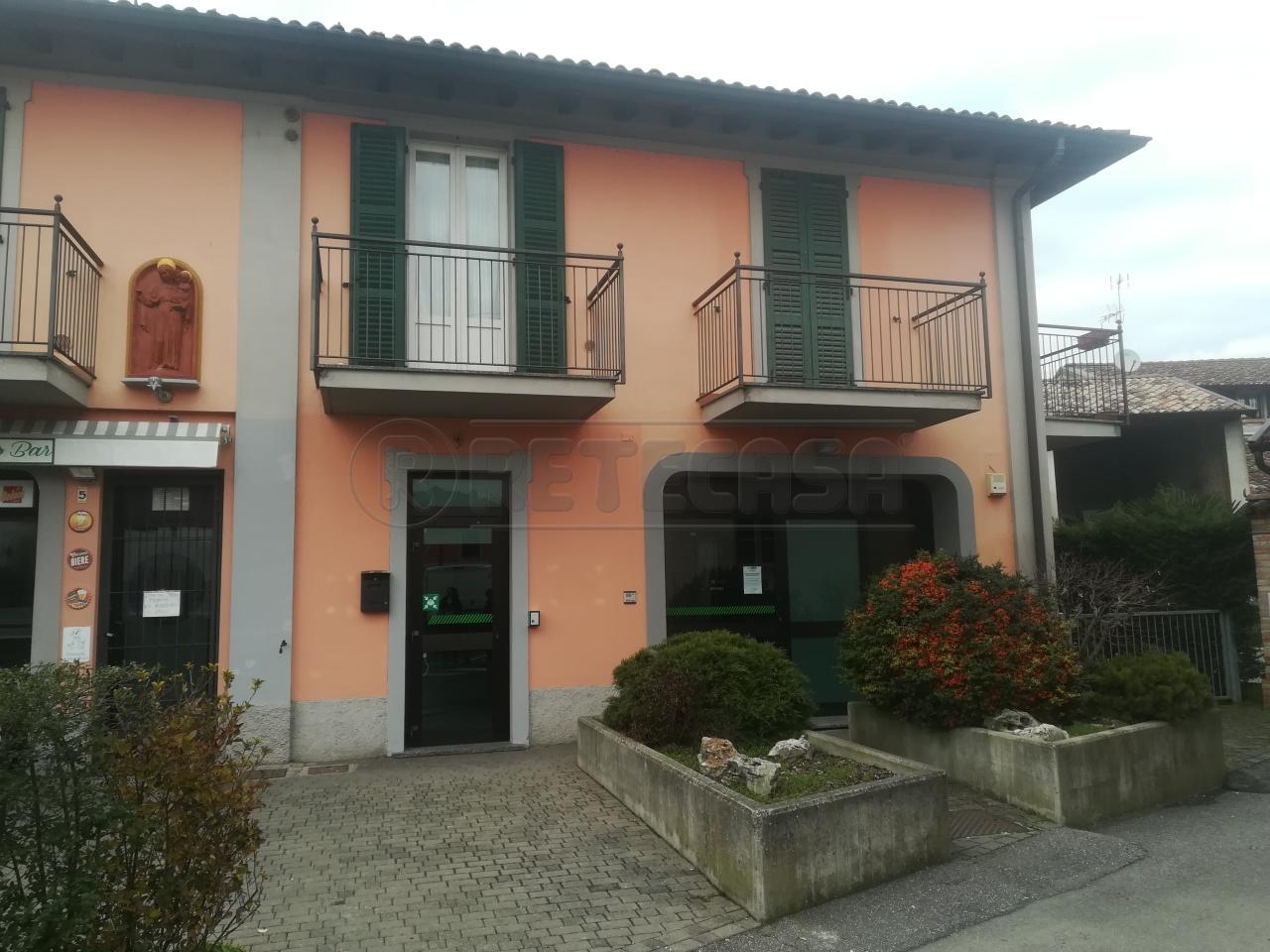 Palazzina commerciale in affitto a Campagnola Cremasca