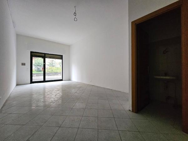 Negozio in Via Giuseppe Mazzini 25, Alzano Lombardo, {3} - Foto 1