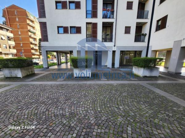 Negozio in Via Caduti Bollatesi Angolo Via Pascoli, Bollate, {3} - Foto 1