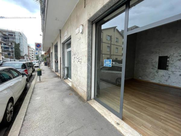 Negozio in Via Silvio Spaventa 42, Pescara, {3} - Foto 1