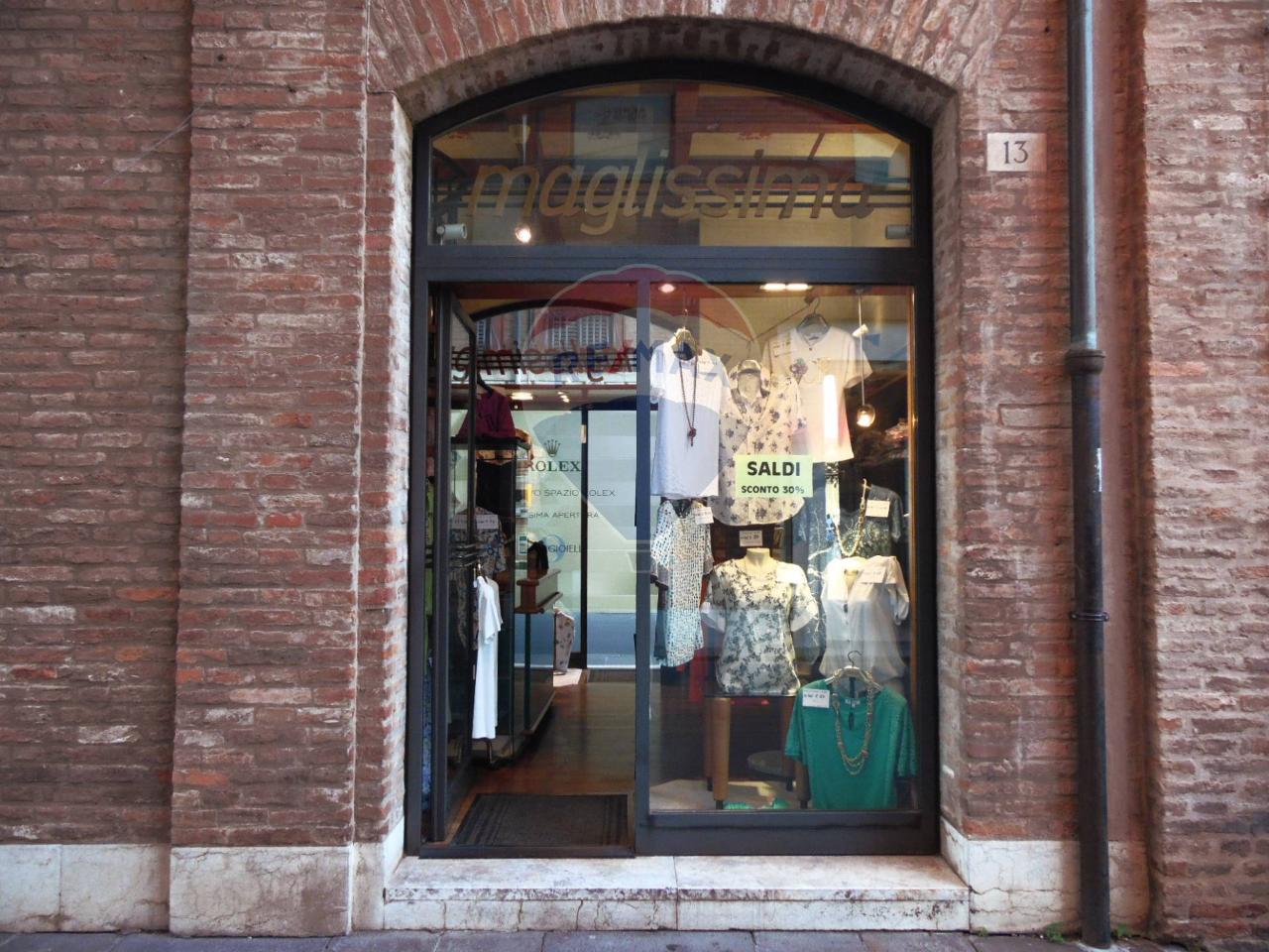 Esercizio commerciale in vendita a Ferrara