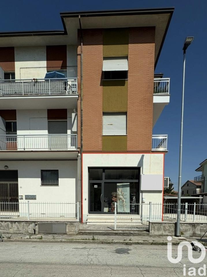 Negozio in Via dei Trecento 49, Civitanova Marche, {3} - Foto 1