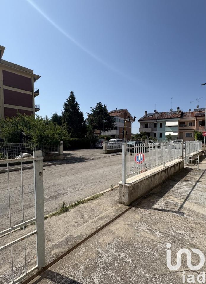 Negozio in Via dei Trecento 49, Civitanova Marche, {3} - Foto 2