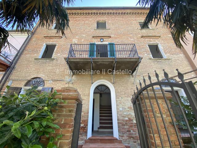 Terraced house in Piazza San Pietro, Castiglione del Lago - Photo 1