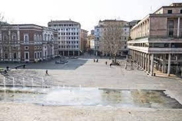 Negozio in Piazza Martiri del 7 Luglio, Reggio Emilia, {3} - Foto 1