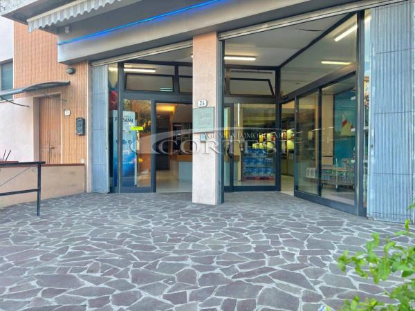 Negozio in Viale della Repubblica 24, Mondolfo, {3} - Foto 2