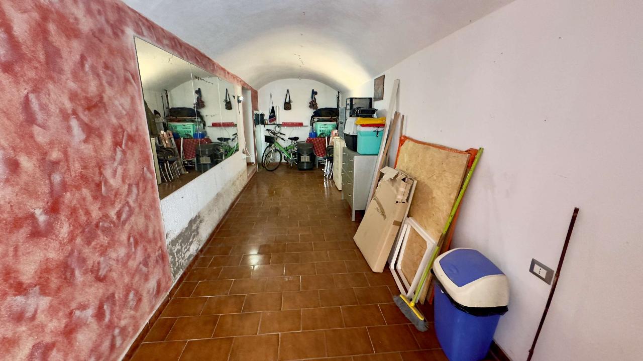 Negozio in Via Roma, Borghetto Santo Spirito, {3} - Foto 2