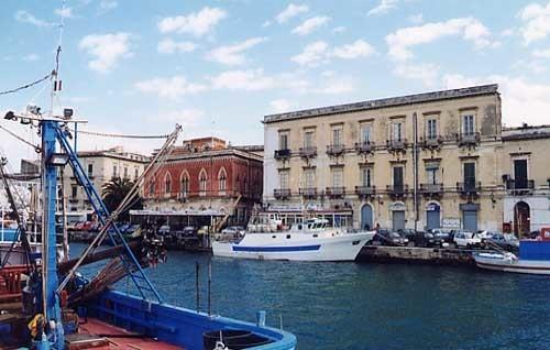 Commercial building in Riva Giuseppe Garibaldi 1, Siracusa - Photo 1