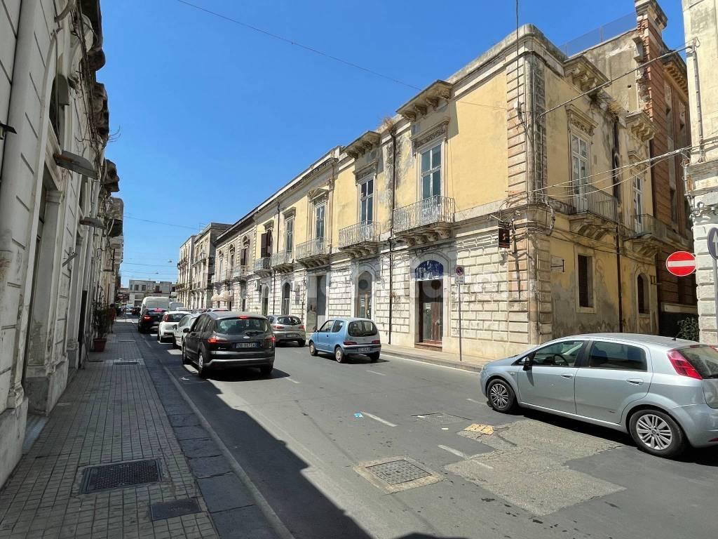 Palazzina commerciale in Via Catania 46, Siracusa, {3} - Foto 1