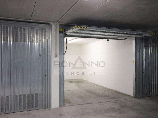 Garage or car box in Piazza San Pio X, Treviso - Photo 1