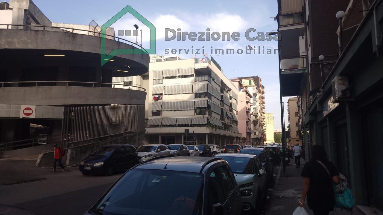 Esercizio commerciale in affitto a Napoli