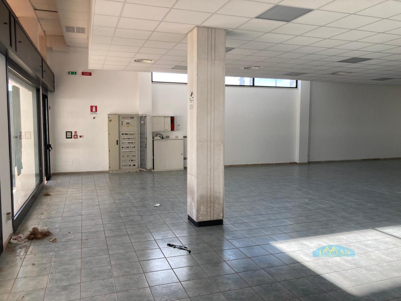 Magazzino in Contrada Carlo di Noi Inferiore, Francavilla Fontana, {3} - Foto 2