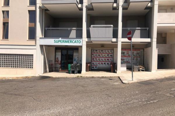 Negozio in Via Giuseppe Inzucchi 24, Castellana Grotte, {3} - Foto 2